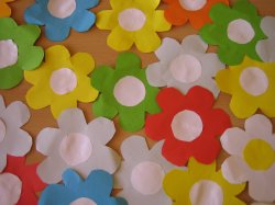Vyrábíme kytičky z barevného papíru na okna - Sluníčka květen 18-19